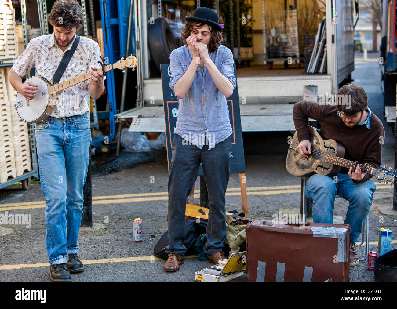Un trio de musiciens ambulants, Columbia Road Market, London, England, UK Banque D'Images