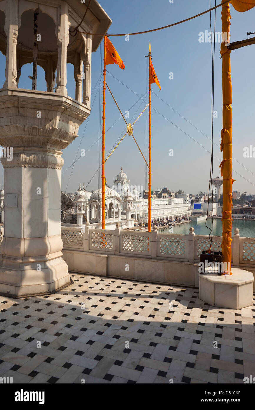 Belle architecture de marbre blanc à l'intérieur du complexe du temple d'or d'Amritsar Punjab Inde Banque D'Images