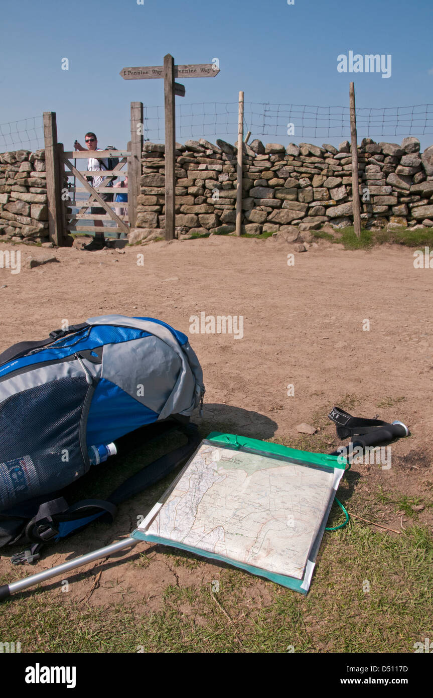 Par sommet de Pen-y-ghent, close-up de sac à dos, l'Ordnance Survey map case & pôle trekking sur la voie (les marcheurs par fingerpost) - au-delà des Vallées du Yorkshire, UK Banque D'Images
