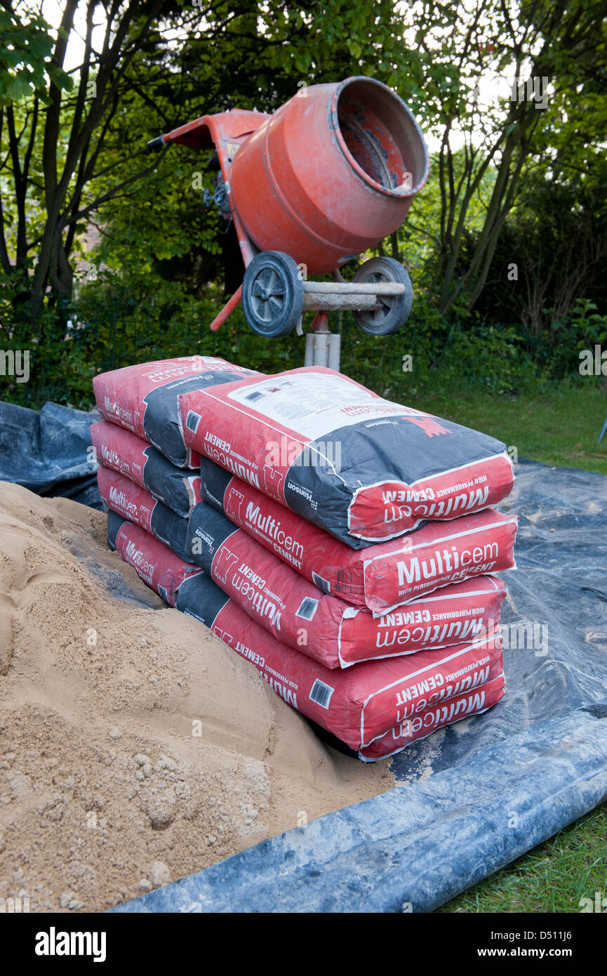 Close-up of building tools & jardin aménagement paysager (bétonnière, sacs  de ciment et tas de sable posé sur une bâche) - Yorkshire, Angleterre,  Royaume-Uni Photo Stock - Alamy