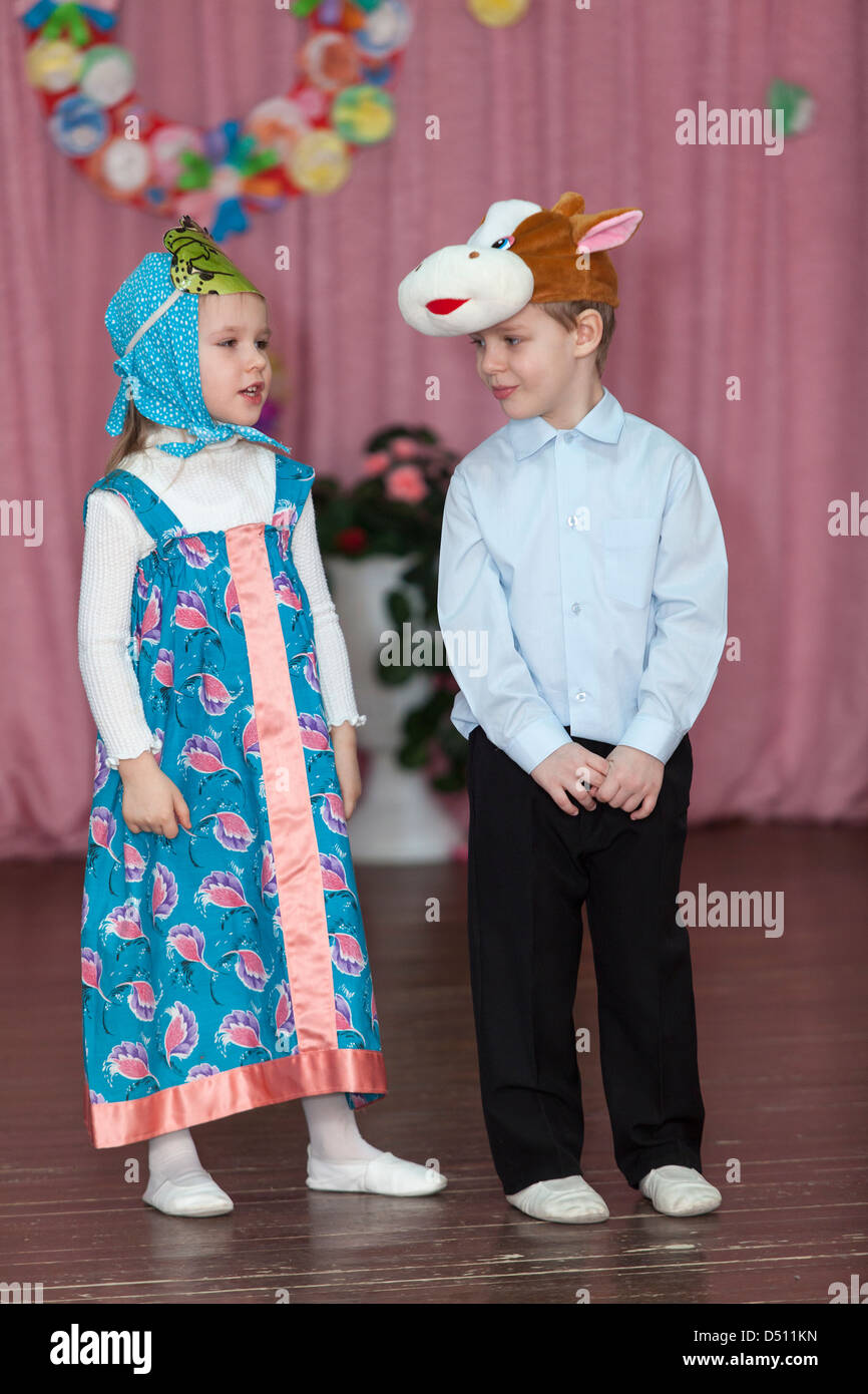 Deux enfants d'âge préscolaire à jouer sur la scène dans les préparations pour l'école. La Russie Banque D'Images