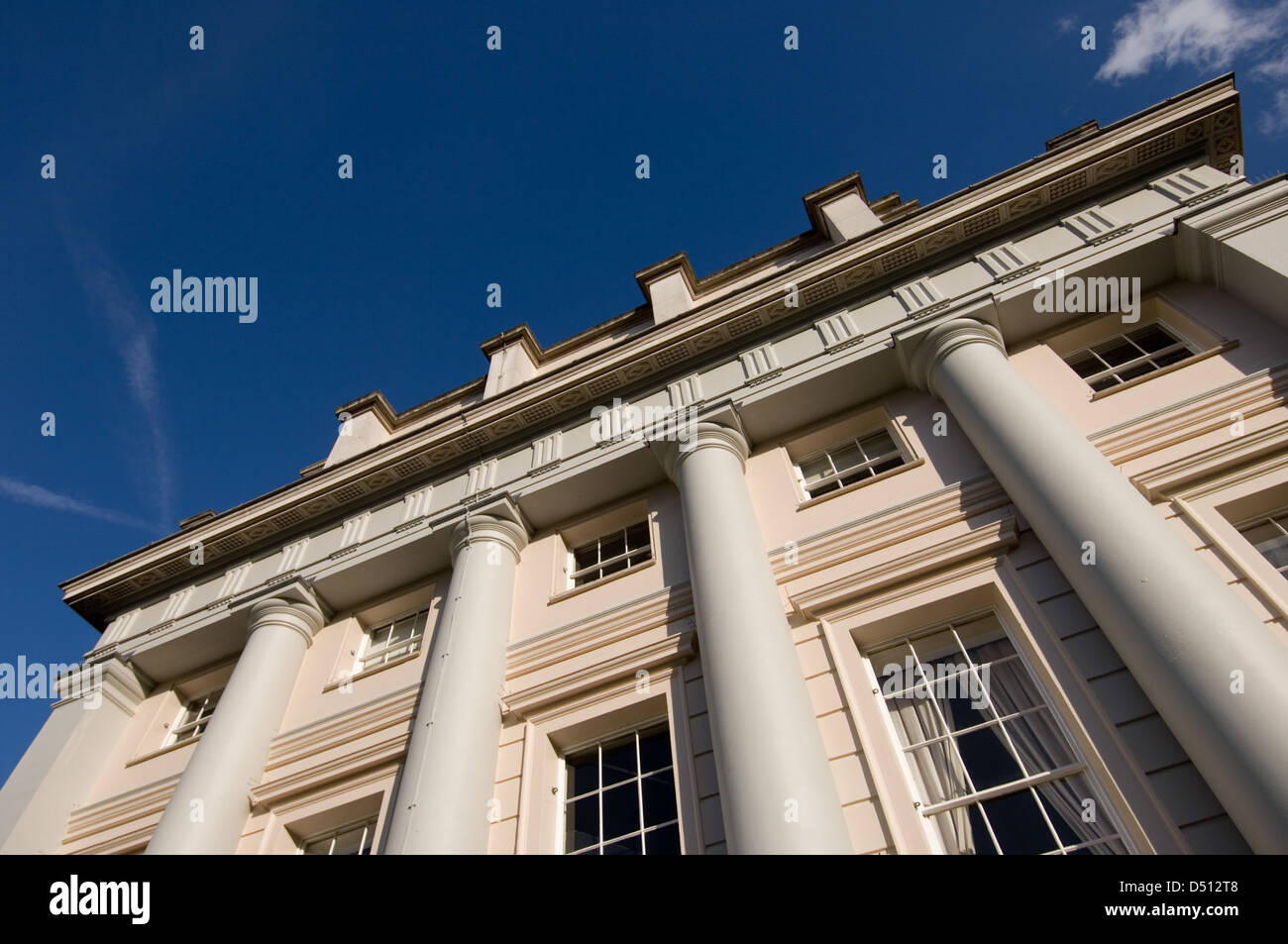 La maison de la Reine à Greenwich, Londres, est un bâtiment historique qui fait maintenant partie du Musée maritime national. Connu pour son architecture classique, il a été conçu par Inigo Jones et a joué divers rôles dans l'histoire britannique, de la résidence royale à la galerie d'art. Banque D'Images