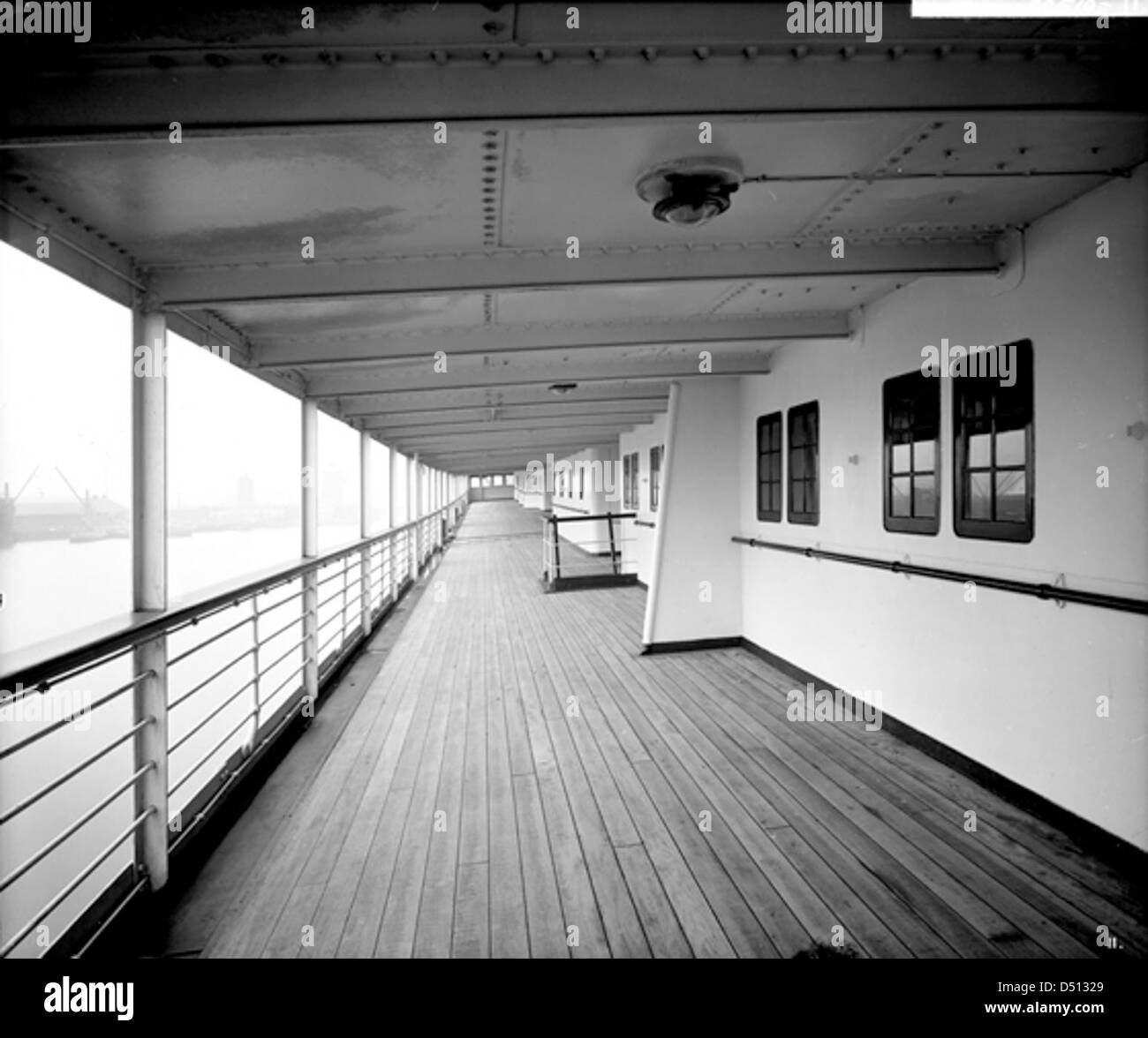 Cette image capture la promenade de première classe sur le « château de Llandovery », un navire à passagers. La photo met en valeur l'intérieur élégant et les logements luxueux à bord du navire. Banque D'Images