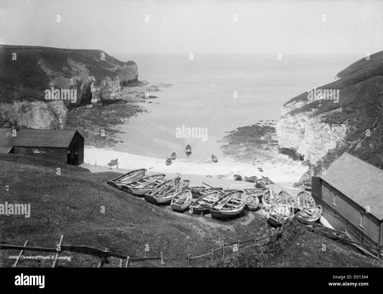La photographie capture North Landing à Flamborough Head dans le Yorkshire, connu pour sa plage pittoresque et ses bateaux de pêche. L'image reflète la beauté côtière et le patrimoine maritime de la région, une zone populaire pour la pêche et le tourisme. Banque D'Images