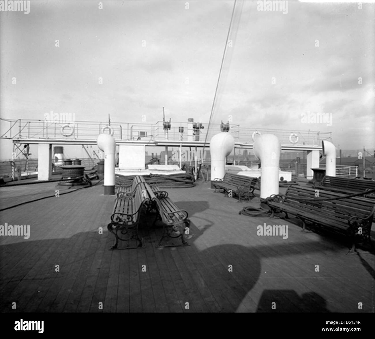 La promenade de troisième classe sur le RMS *Olympic*, capturée par Harland & Wolff, révèle la grandeur du navire et ses offres pour les passagers de classe inférieure au début du XXe siècle. Le *Olympic* faisait partie des navires de classe olympique de la White Star Line. Banque D'Images