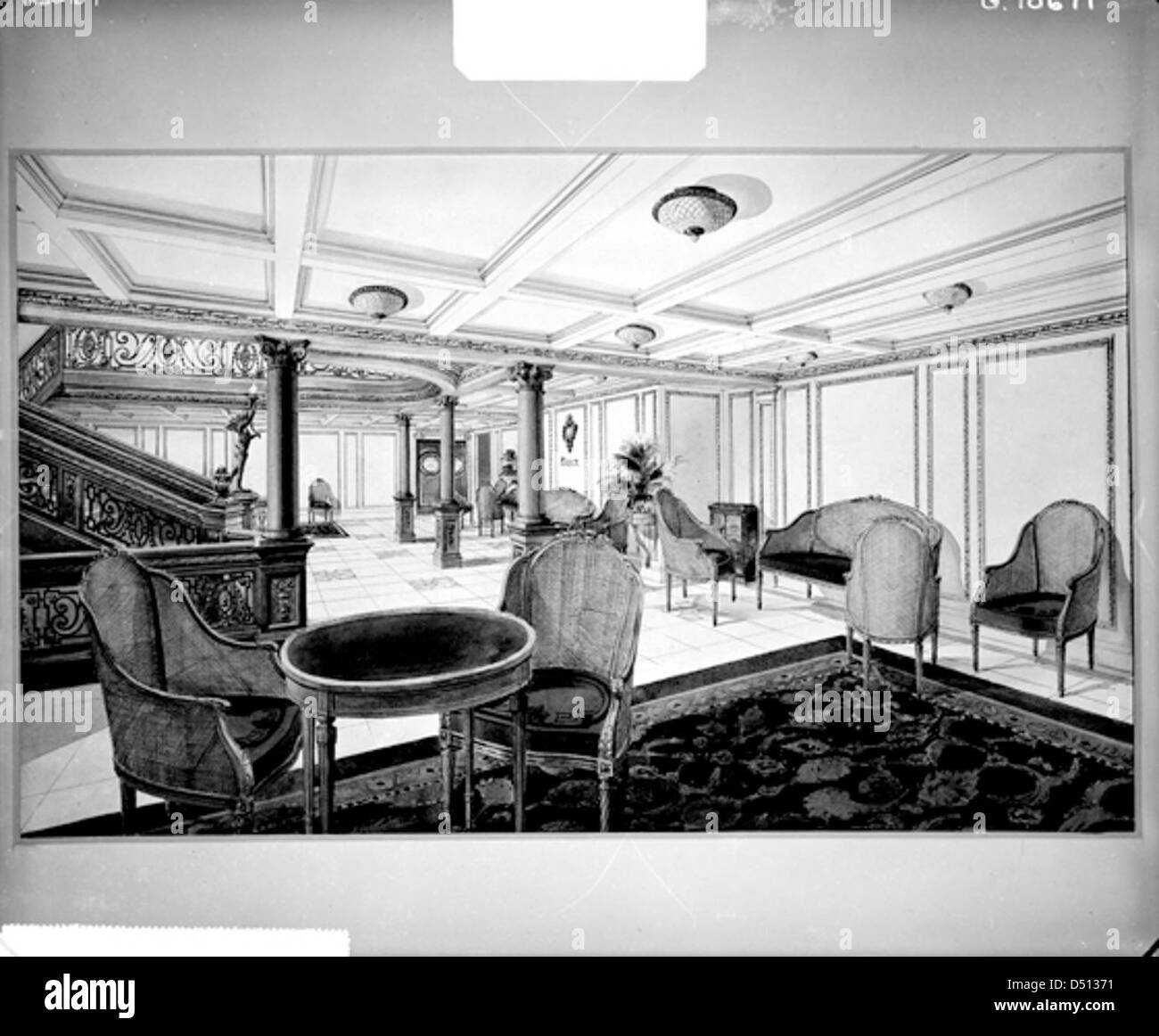Une photographie de la salle de réception du restaurant de première classe sur le RMS Titanic, avec un mobilier luxueux dont un tapis persan. L'image souligne l'opulence de l'intérieur du navire avant son voyage fatidique. Banque D'Images
