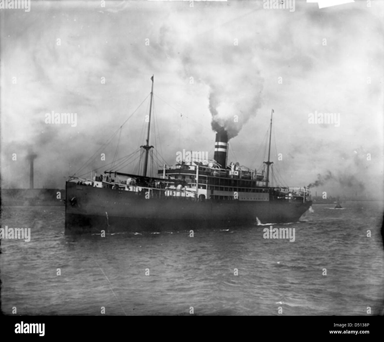 Le « Highland Loch » était un paquebot et cargo utilisé à la fois pour le transport et le transport de marchandises, démontrant l'évolution des navires maritimes au milieu du XXe siècle. Banque D'Images