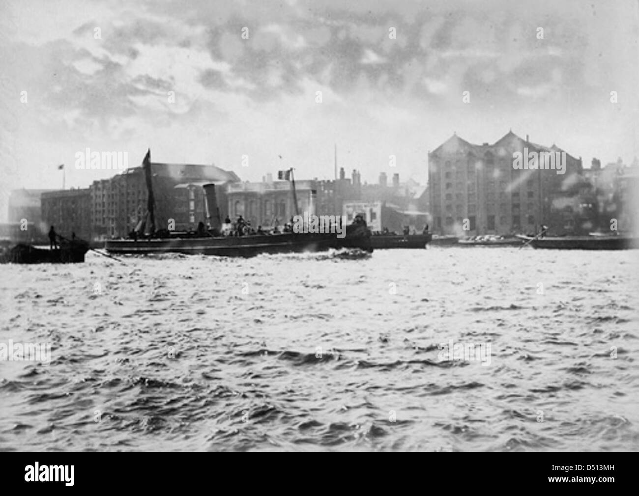 Cette image montre St John's Wharf à Wapping, Londres, un lieu historique important le long de la Tamise. Le quai a joué un rôle clé dans le commerce maritime et les activités portuaires de Londres. Banque D'Images