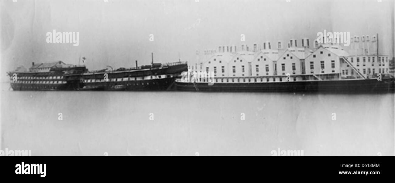 Cette carte postale représente les «navires de la variole» à long Reach, Dartford, une partie de l'histoire maritime associée à la mise en quarantaine des navires pour empêcher la propagation de la variole au cours du XIXe siècle. L'image est conservée au Musée maritime national. Banque D'Images