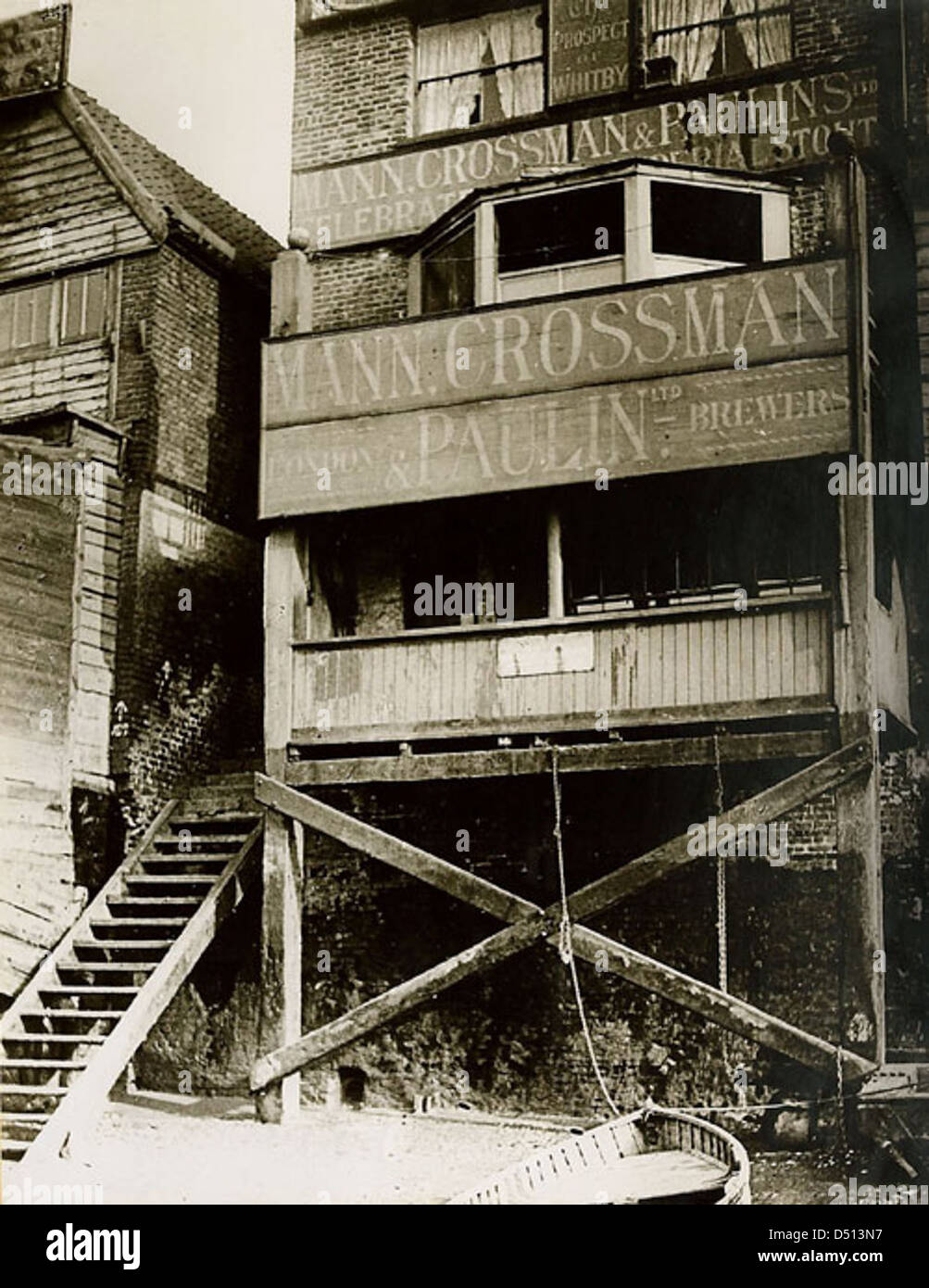 The Prospect of Whitby est une taverne historique située sur le Wapping Wall à Londres. Il a servi de site clé dans l'histoire maritime de la ville, avec des liens profonds avec l'industrie maritime et l'histoire navale britannique. Banque D'Images