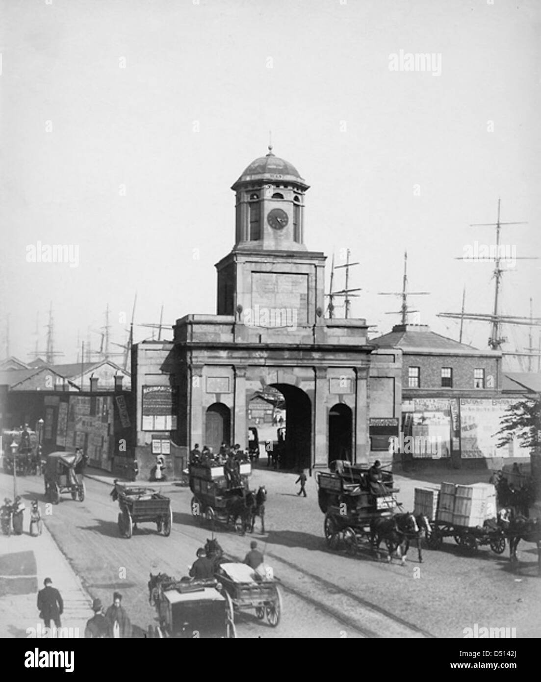 Cette image capture l'entrée originale des East India Docks, un centre commercial clé de Londres qui a joué un rôle crucial dans l'histoire maritime de la ville et le commerce mondial au cours des 18e et 19e siècles. Banque D'Images