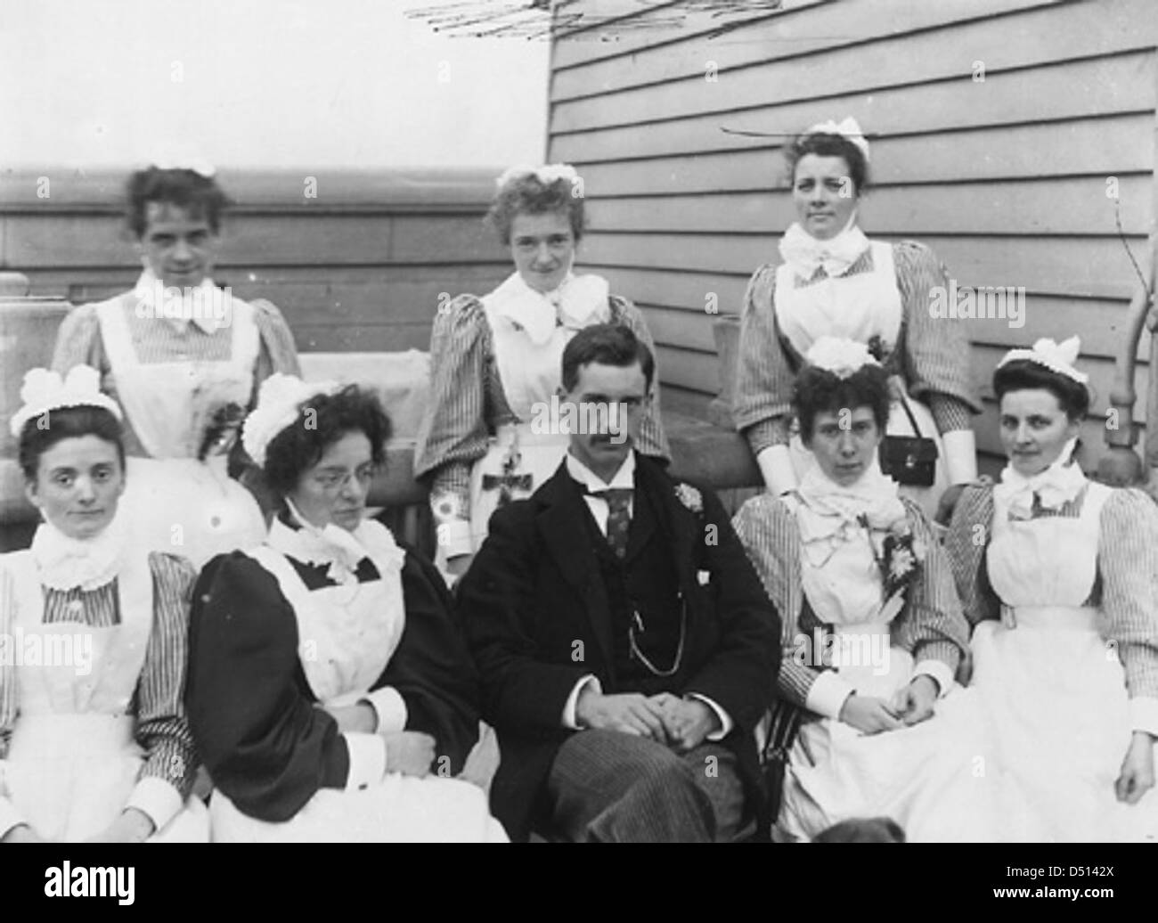 Dr Ricketts et le personnel infirmier sont montrés à bord de l'Atlas, un navire historique, reflétant un moment de l'histoire médicale pendant les voyages maritimes. Banque D'Images