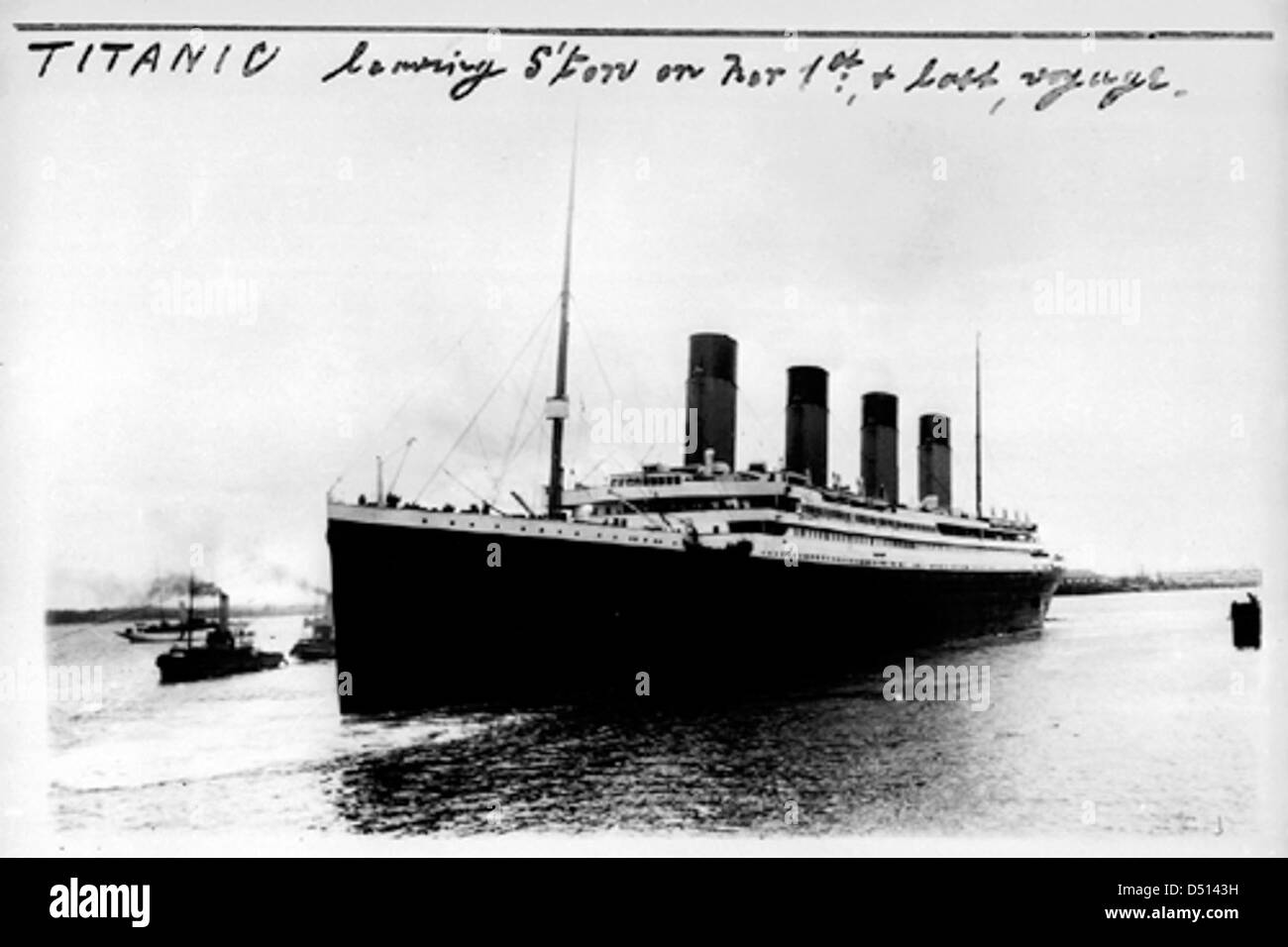 Cette photographie montre le RMS Titanic quittant Southampton pour son voyage inaugural. L'image capture le départ majestueux du navire, avec l'artisanat caractéristique de Harland & Wolff évident dans la conception du Titanic. Banque D'Images