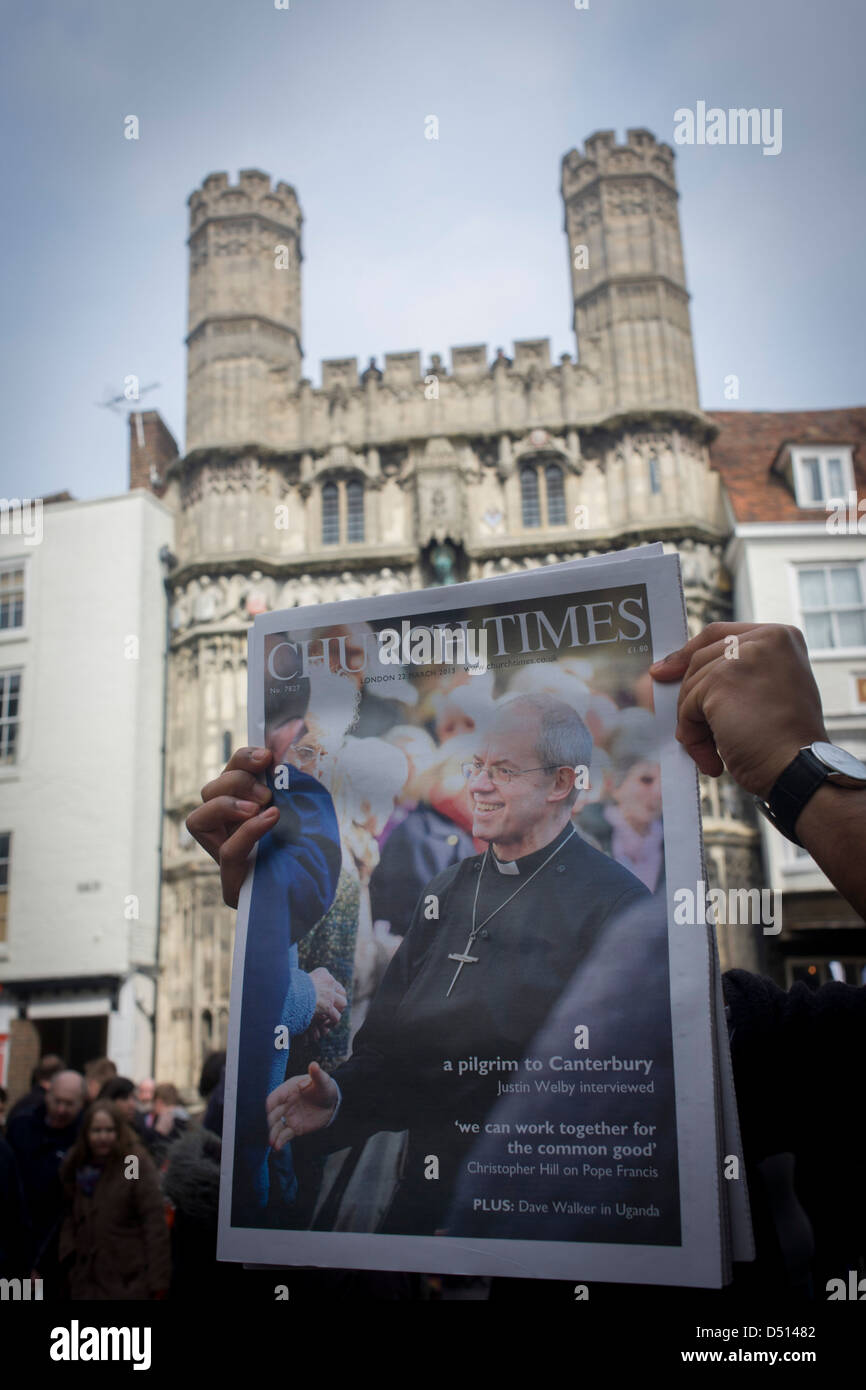 21/3/2013 canterbury - The Anglican Church Times est distribué comme les invités VIP de toutes les religions, confessions et arriver avant l'intronisation de l'église de l'Angleterre de la 105e archevêque de Cantorbéry, ex-exécutif d'huile et de l'ancien évêque de Durham le Très Révérend Justin Welby. Welby (57) suit un long patrimoine anglican depuis moine bénédictin Augustin, le premier archevêque de Canterbury en 597annonce le Prince Charles et le premier ministre David Cameron s'est joint à 2 000 clients VIP à la Cathédrale de Canterbury, la plus ancienne église de l'Angleterre. Banque D'Images
