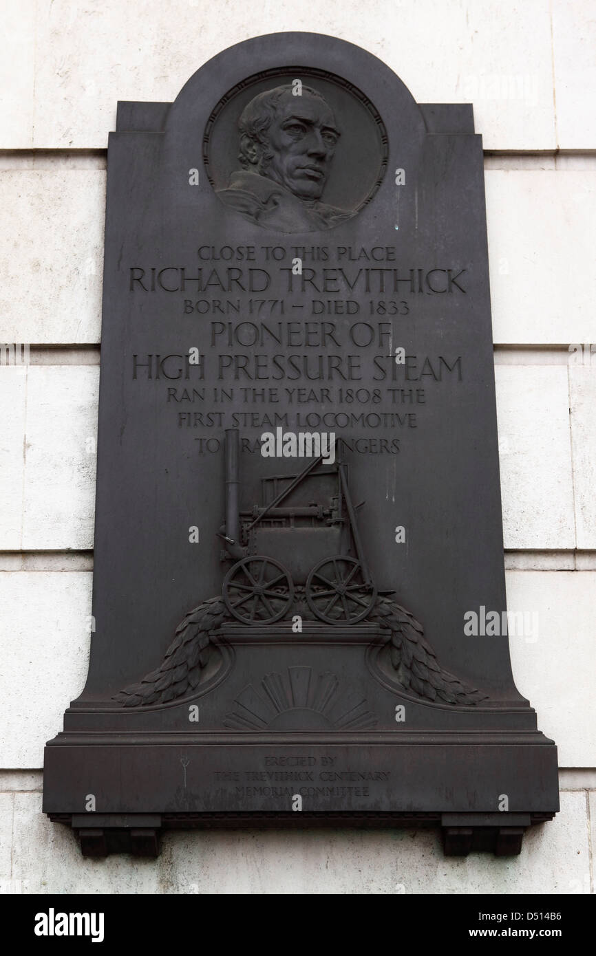 Monument à la mémoire de Richard Trevithick (1771 - 1833) à Londres, en Angleterre. Banque D'Images