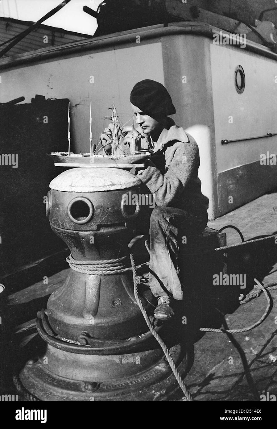 Un membre d'équipage pose avec son modèle du «Parme», un navire présenté dans le Musée maritime national. Le modèle représente à la fois l'artisanat des modèles maritimes et l'importance historique du navire dans l'histoire maritime. Banque D'Images