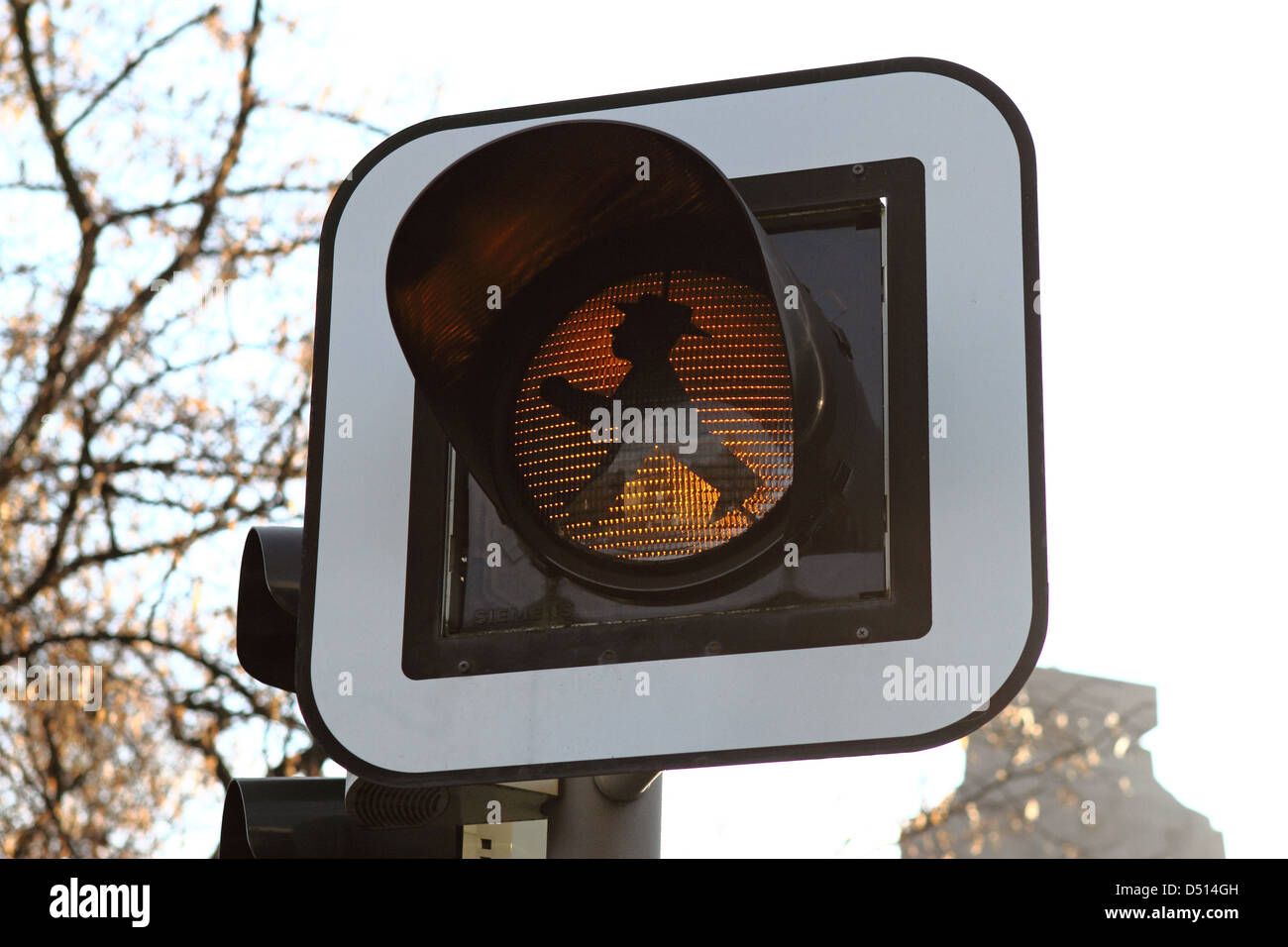 Leipzig, Allemagne, la protection des indicateurs, Ampelmaennchen noir sur fond jaune Banque D'Images