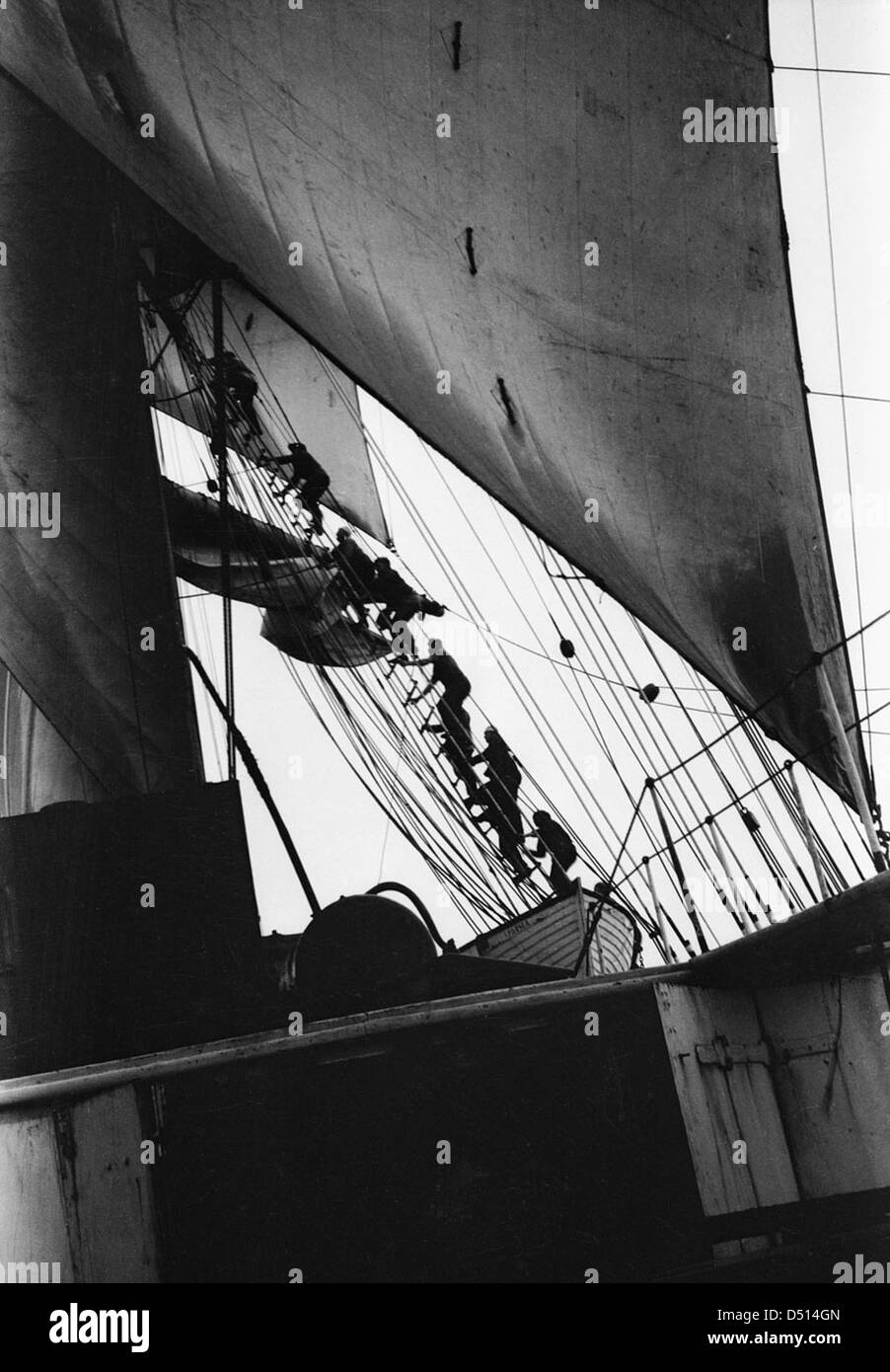 Une image historique montrant la montre en train d'être levée sur le «Parme», un navire de la collection du Musée maritime national, capturant les pratiques maritimes traditionnelles de l'horlogerie. Banque D'Images