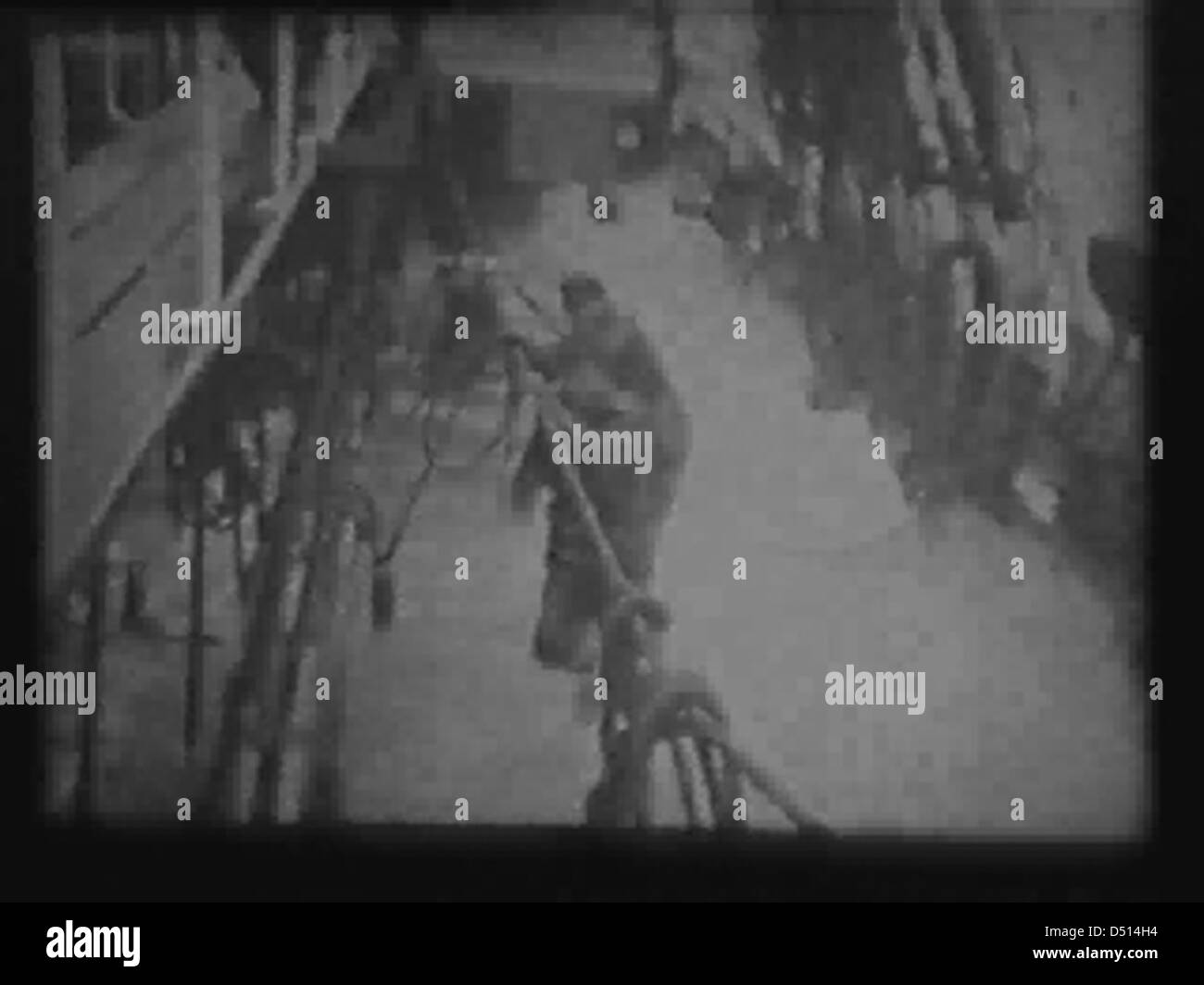 Photographie historique d'un voilier, montrée devant le mât au Musée maritime national. L’image capture une vue classique du gréement et de la structure d’un navire. Banque D'Images