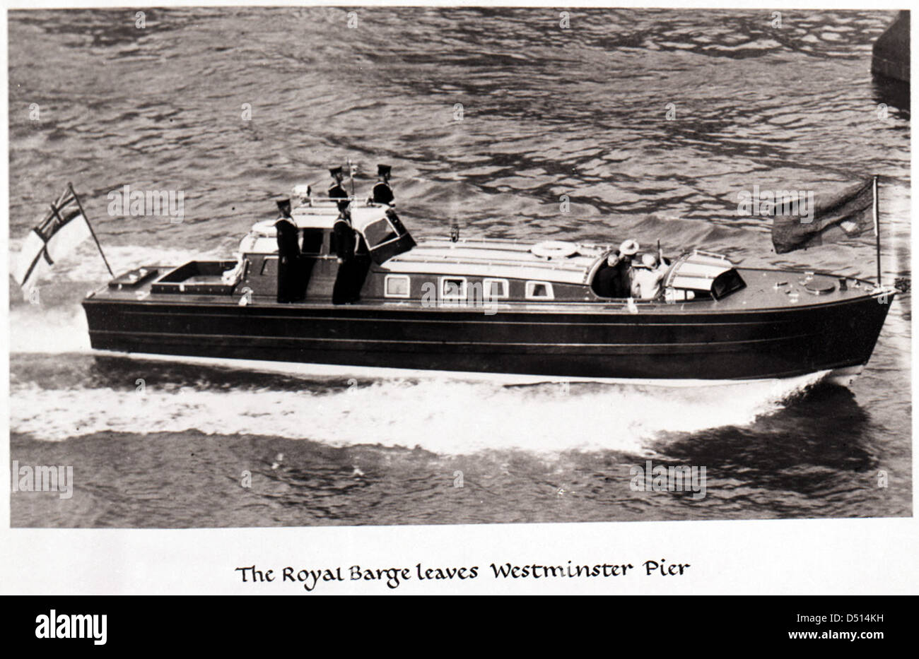 La barge royale est vue quitter Westminster Pier, un symbole de la royauté et de la tradition britanniques. L'image capture la grandeur du navire au moment de son départ, soulignant son rôle dans les cérémonies royales. Banque D'Images