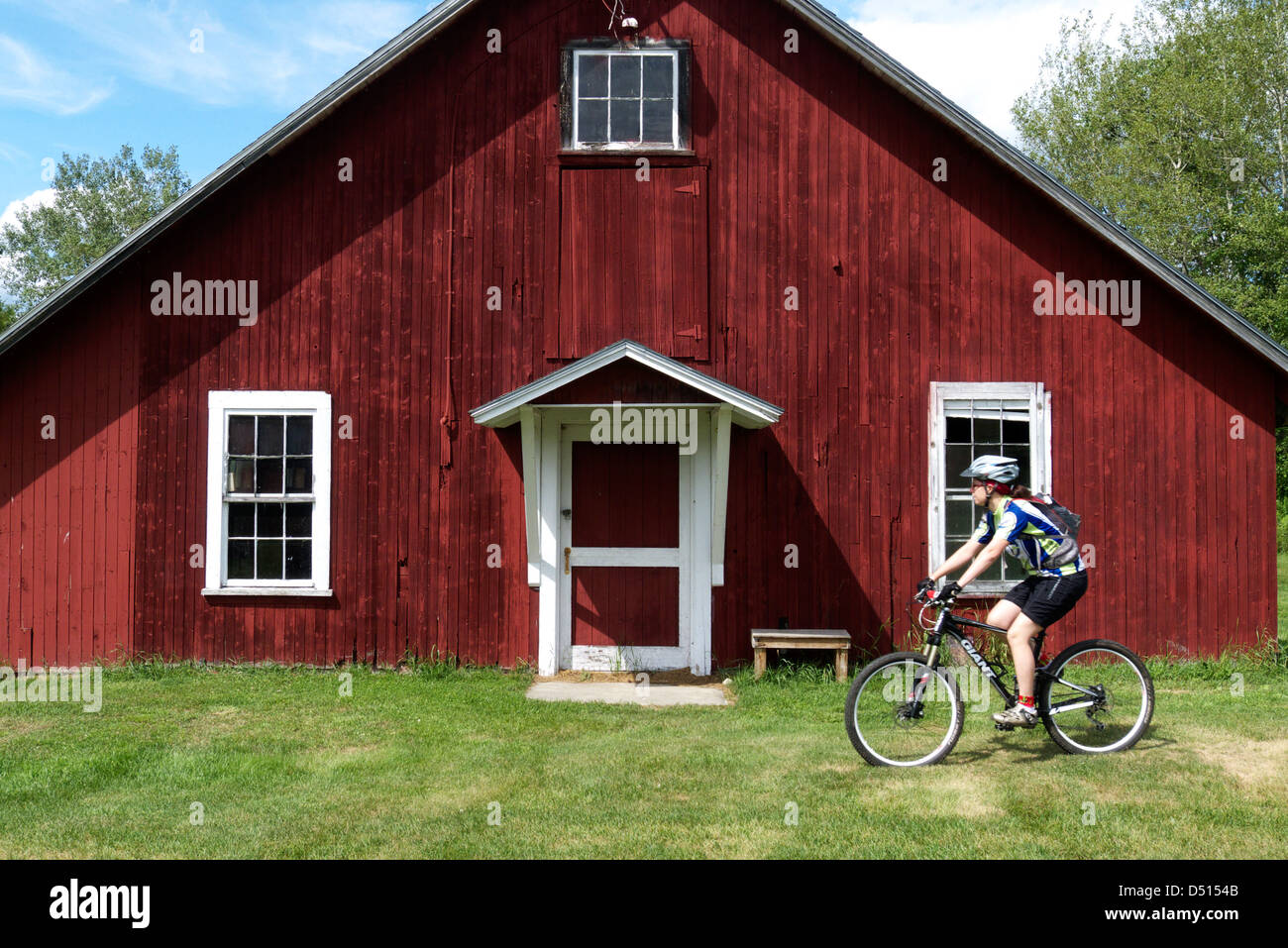 Une jeune femme à vélo de montagne des sentiers du Royaume dans le Vermont USA Banque D'Images