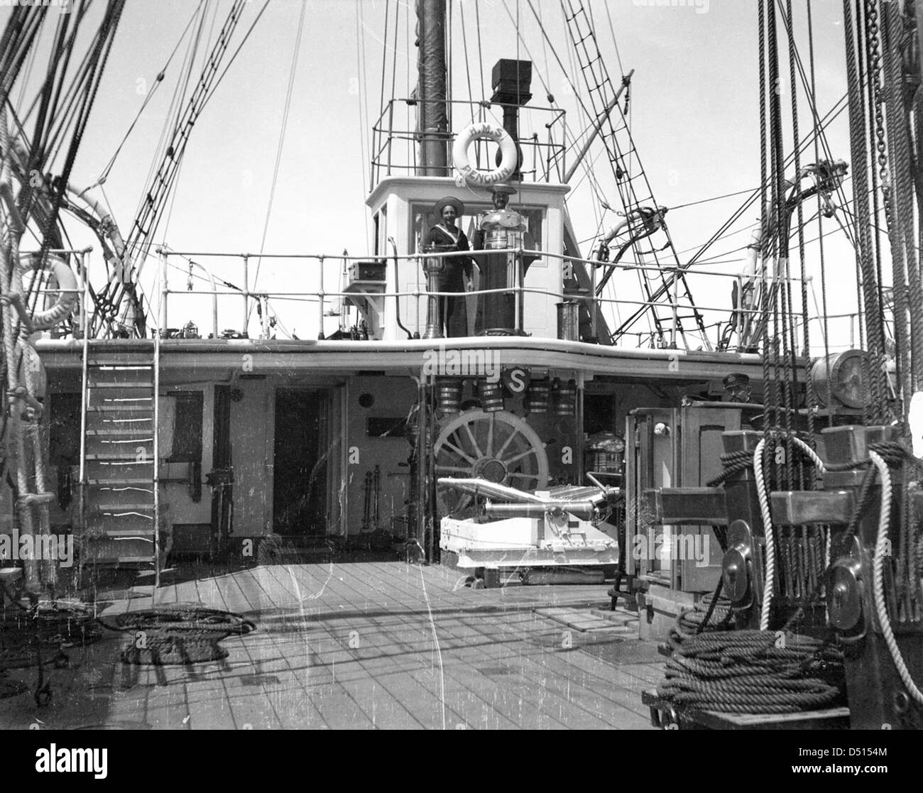 Une vue arrière vers le pont arrière du HMS « Penguin », un navire historique exposé au National maritime Museum. Le navire est un exemple de l'histoire navale et du patrimoine maritime. Banque D'Images