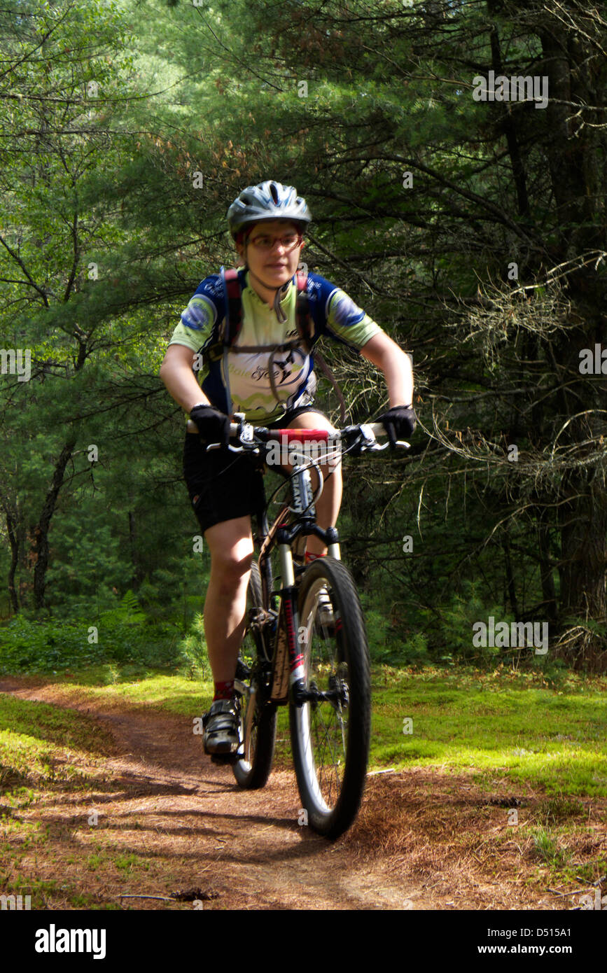 Une jeune femme à vélo de montagne des sentiers du Royaume dans le Vermont USA Banque D'Images