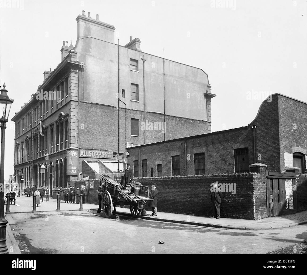 Cette photographie de 1908 représente *le Ship Hotel* à Greenwich, Londres. L'image souligne le rôle historique de l'hôtel, qui était un site clé pour les visiteurs de la zone maritime de Greenwich, offrant un aperçu de la vie locale et de l'architecture de l'époque. Banque D'Images