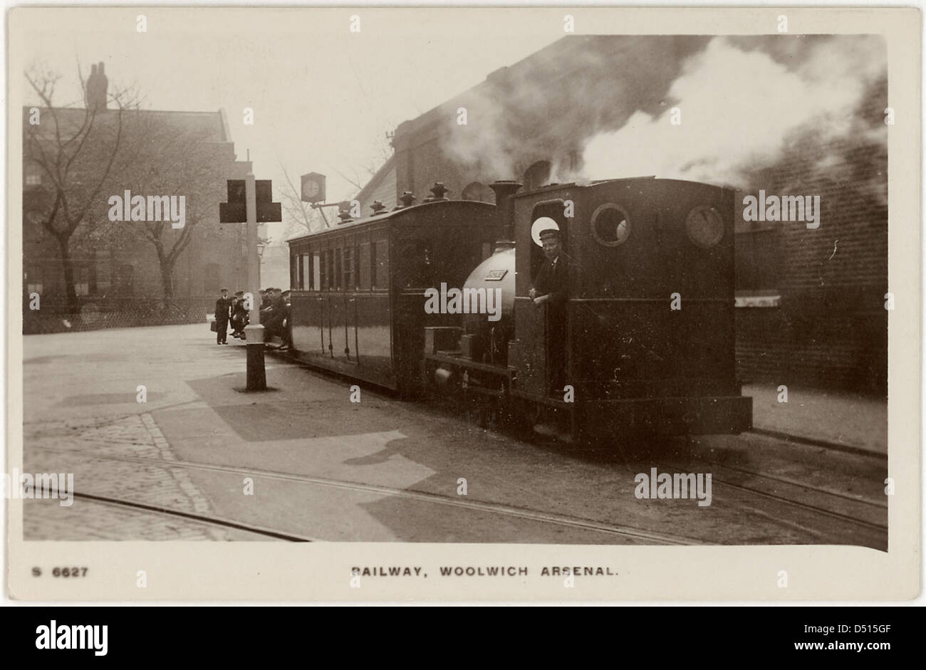 Cette image capture le chemin de fer de Woolwich Arsenal à Londres, un site industriel important à la fin du XIXe siècle et au début du XXe siècle. La photographie met en évidence l’intégration du transport ferroviaire avec les sites industriels, indispensable à la circulation des matériaux et des produits lors de la révolution industrielle. Banque D'Images