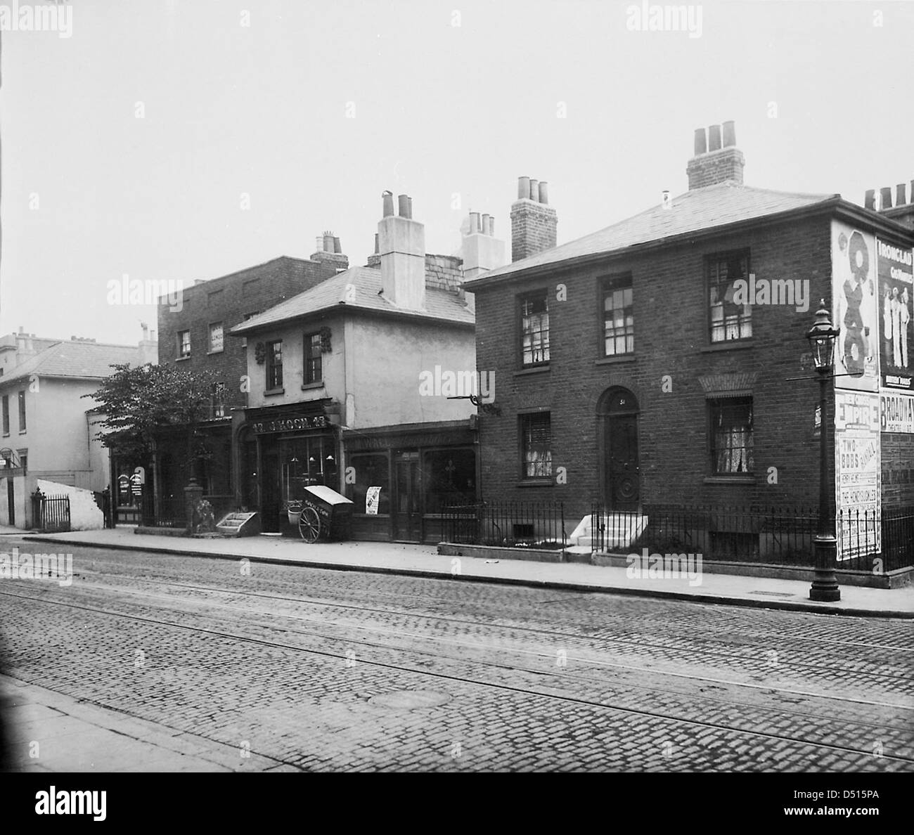 Trafalgar Road à Greenwich, représenté sur cette photographie historique, montre le développement de la région et le paysage urbain à cette époque. Greenwich est une partie historique de Londres avec une histoire maritime importante. Banque D'Images