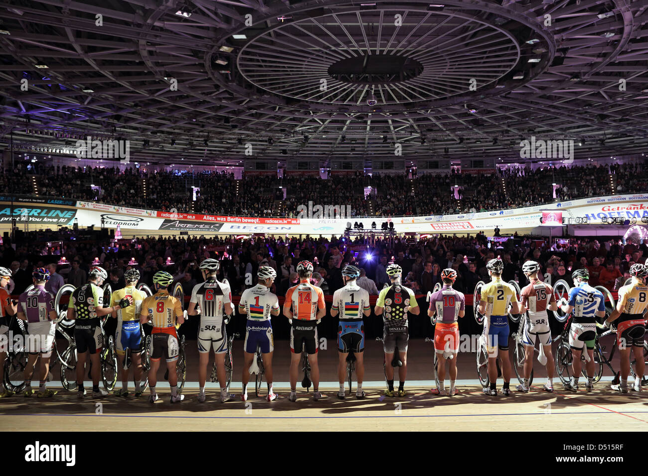 Berlin, Allemagne, les cyclistes de la course de six jours dans le vélodrome se présentent au public Banque D'Images
