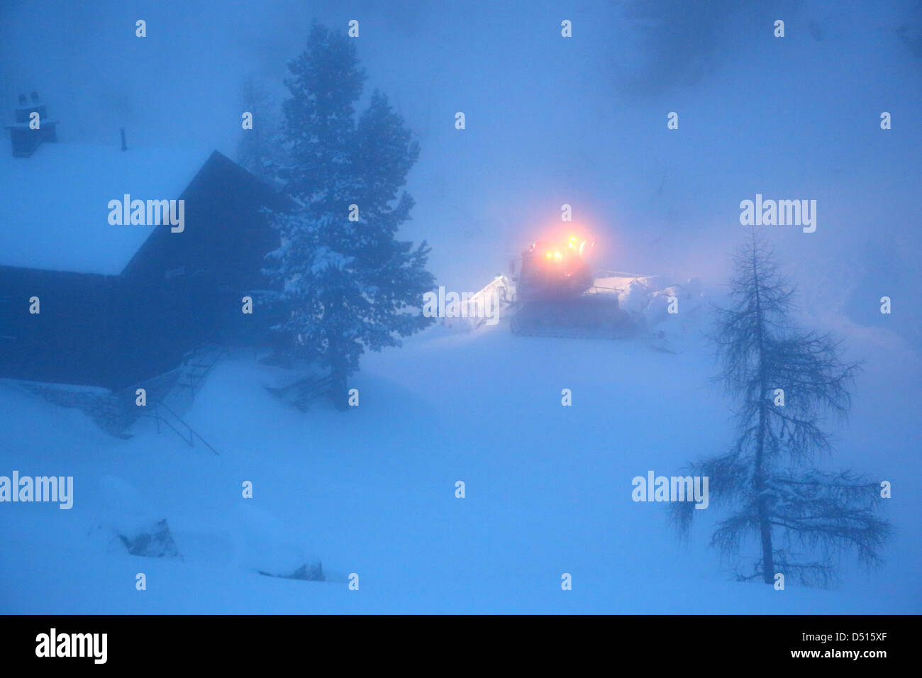 Krippenbrunn, l'Autriche, la neige damée cat au crépuscule, une pente de ski Banque D'Images