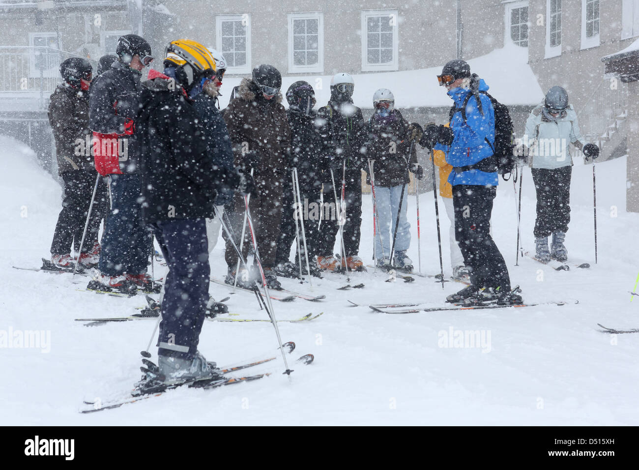 Krippenbrunn, l'Autriche, les participants se tiennent debout dans une station de ski quand il neige à l'extérieur un hôtel Banque D'Images