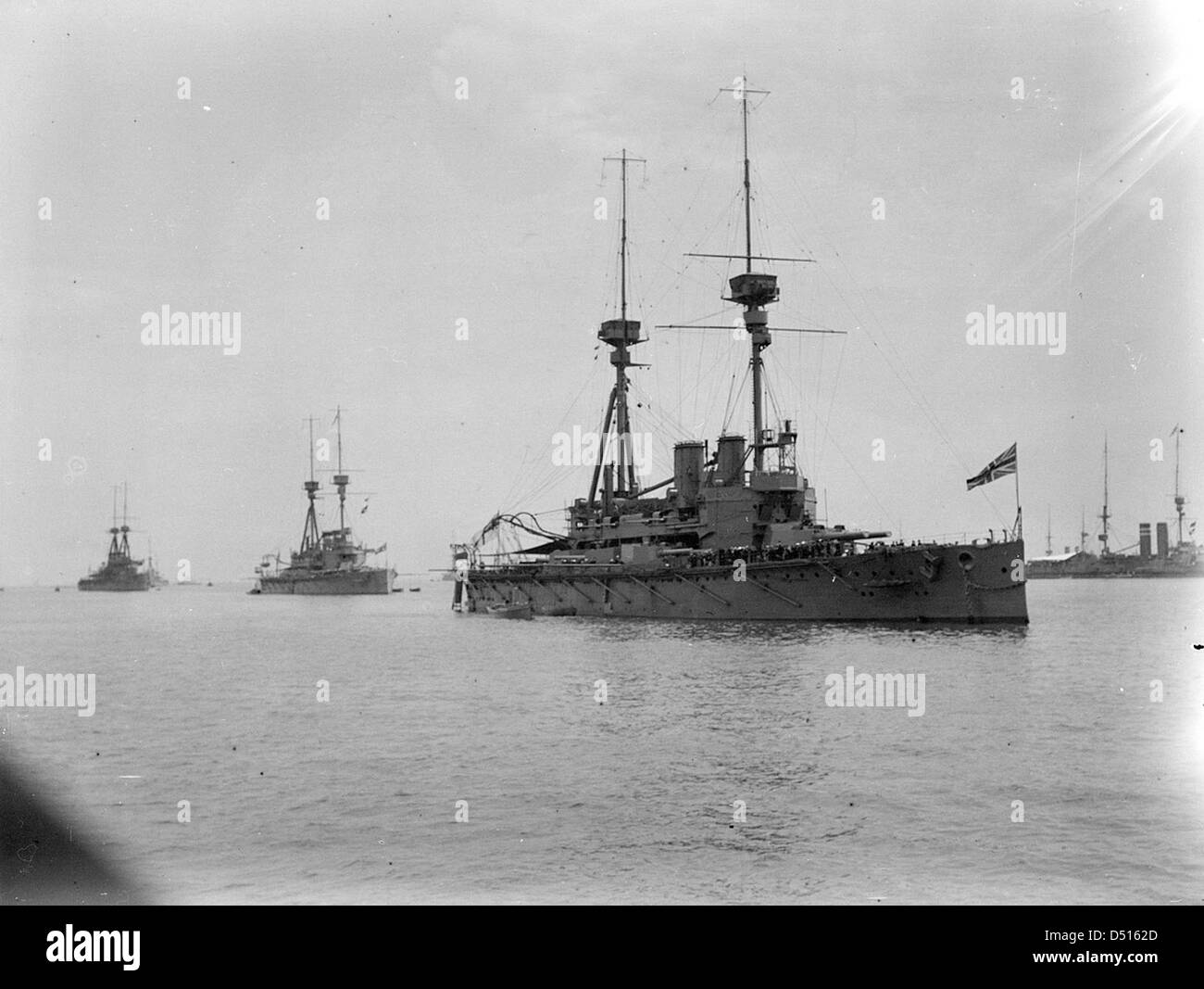Le HMS Agamemnon, un cuirassé pré-Dreadnought de la classe Lord Nelson, est ancré à Spithead pour la revue King's Review of the Fleet. Cette photographie, conservée au National maritime Museum, met en évidence la puissance navale de la Royal Navy britannique pendant l'ère pré-Dreadnought. Banque D'Images