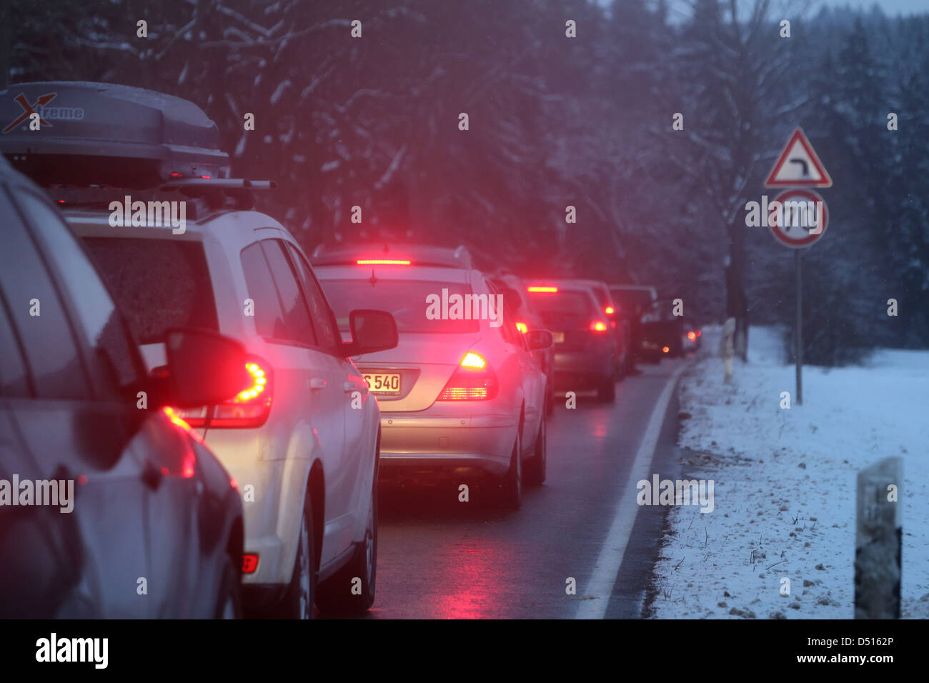 Lüdenscheid, Allemagne, un embouteillage sur une route au crépuscule en hiver Banque D'Images