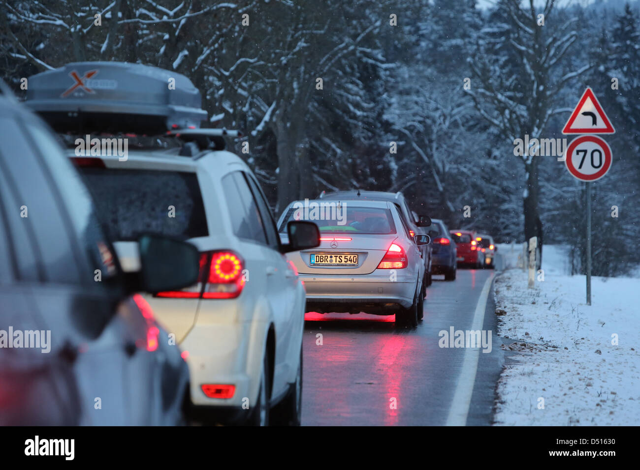 Lüdenscheid, Allemagne, un embouteillage sur une route au crépuscule en hiver Banque D'Images