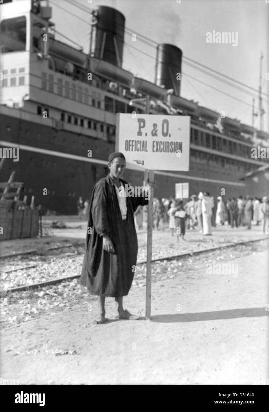 Un guide tunisien est photographié tenant son panneau officiel P&O à Bizerte, en Tunisie. L'image met en évidence le rôle des guides touristiques et de l'industrie du tourisme dans cette ville portuaire d'Afrique du Nord. Banque D'Images