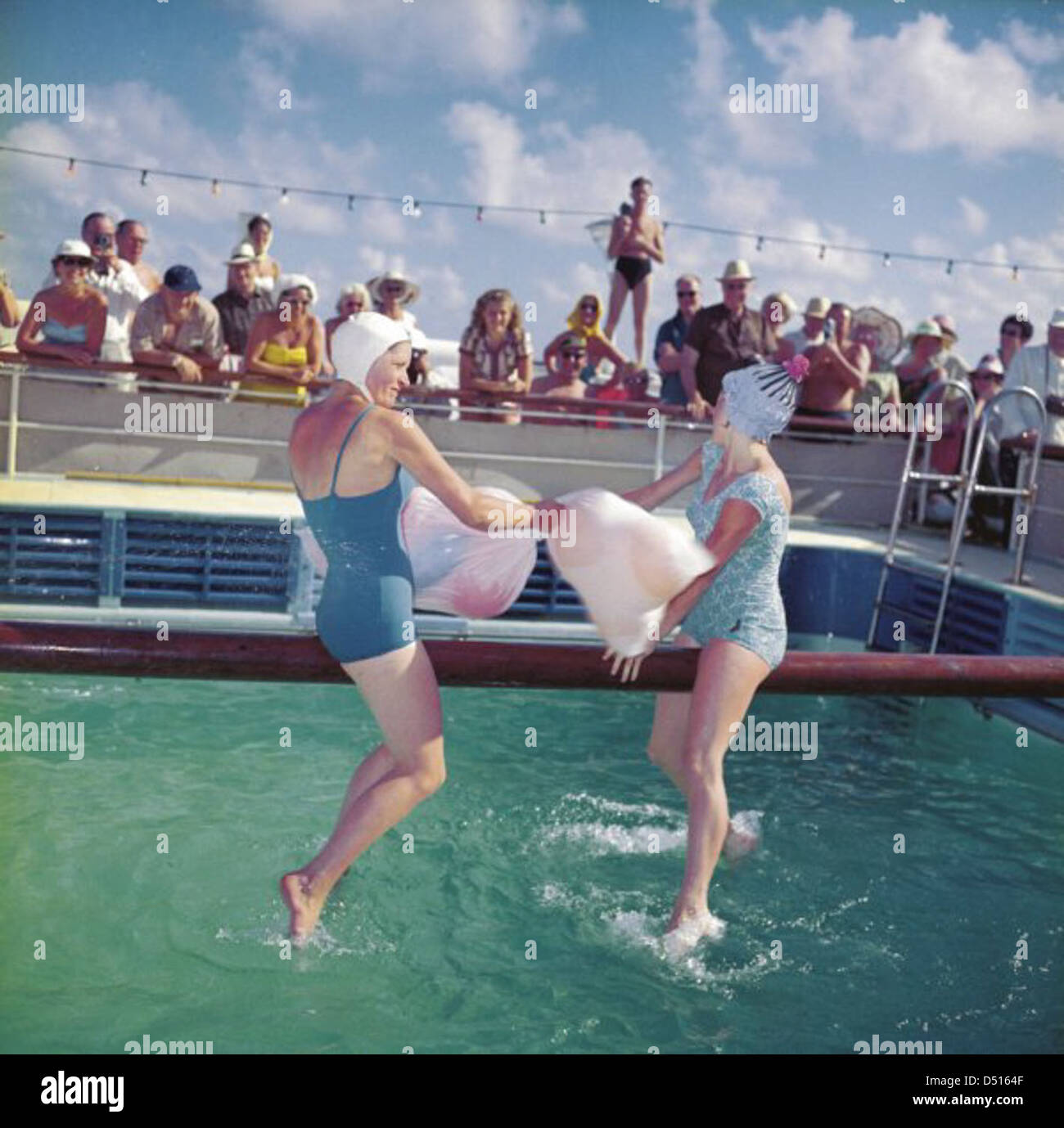 Deux dames en maillots de bain dans le "mât de cocagne" à bord du 'Empress of Canada' Banque D'Images
