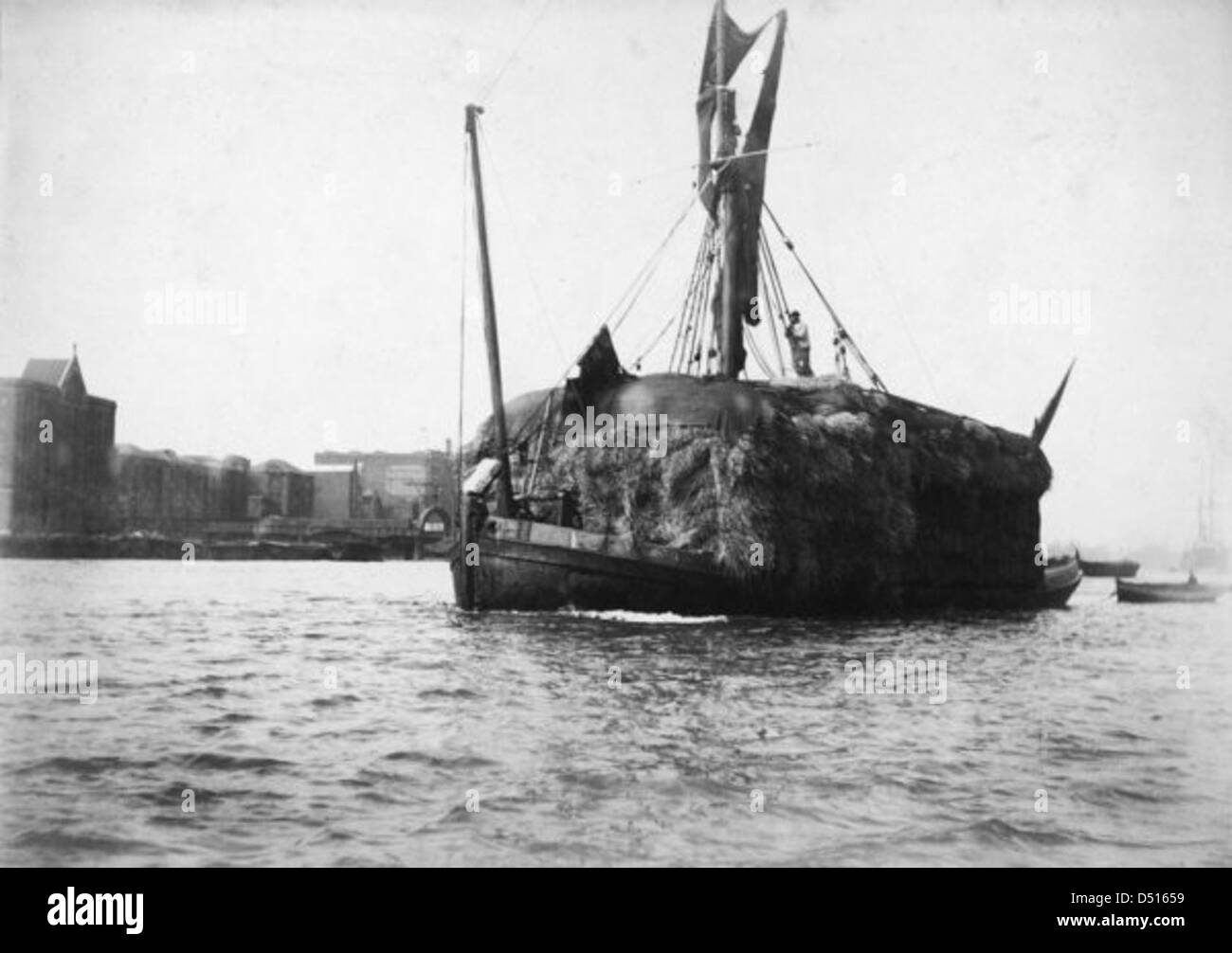 La barge de foin 'Unity' passant Wapping Dock Escaliers lié, avec des armes à feu plus bas et nouvelle grue de quai quai sur son flanc tribord Banque D'Images