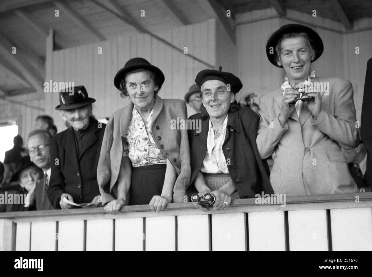 Dresde, RDA, les femmes avec chapeau à la tribune de l'hippodrome Banque D'Images