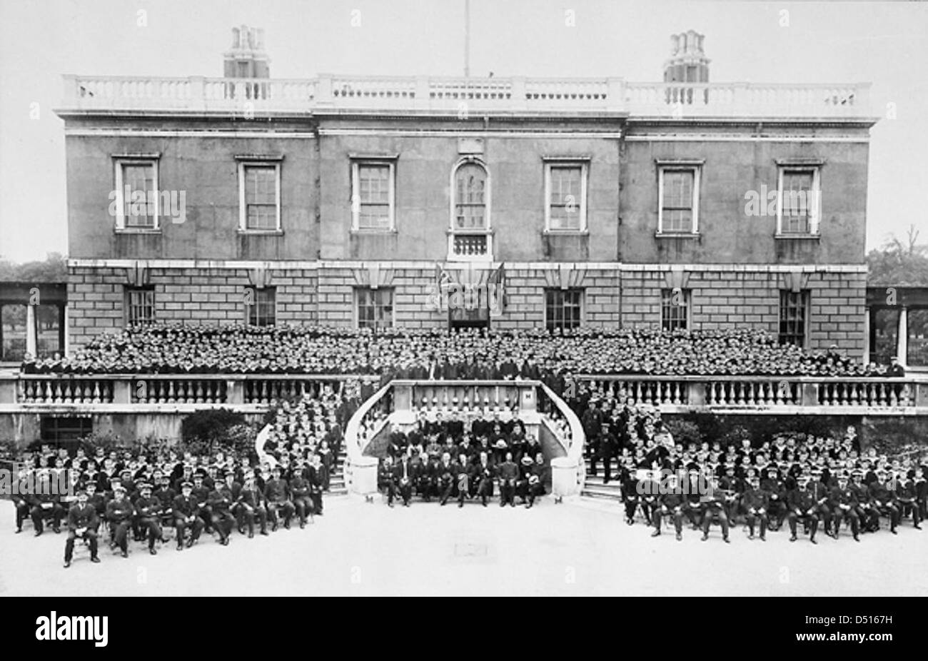 L'école royale de Greenwich, telle que représentée sur cette photographie historique, est une institution à l'histoire riche. Il a été un site clé pour la formation de jeunes hommes dans les disciplines maritimes. Cette image, qui fait partie de la collection du National maritime Museum, illustre le rôle de l'école dans l'histoire maritime britannique. Banque D'Images