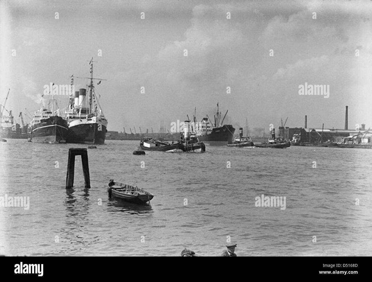 Cette photographie capture des navires au départ de Greenwich, illustrant les activités maritimes historiques de ce lieu emblématique de Londres, préservé par le National maritime Museum. Banque D'Images