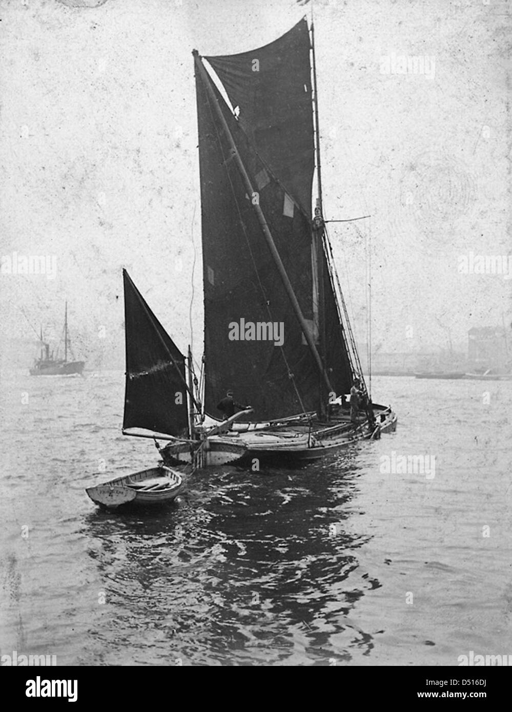 Cette photographie en noir et blanc capture la barge à voile « Progress », un navire traditionnel, alors qu'elle traverse la mer. L'image reflète l'histoire maritime et la conception de barges à voile classiques. Banque D'Images