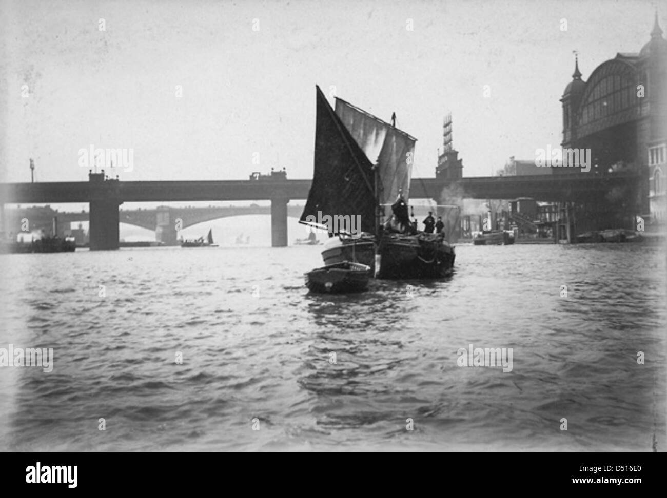 Cette image montre une barge à voile, généralement utilisée pour transporter des marchandises le long de la côte. Ces navires étaient courants au XIXe siècle et au début du XXe siècle, mettant en valeur l'histoire maritime du Royaume-Uni. Banque D'Images