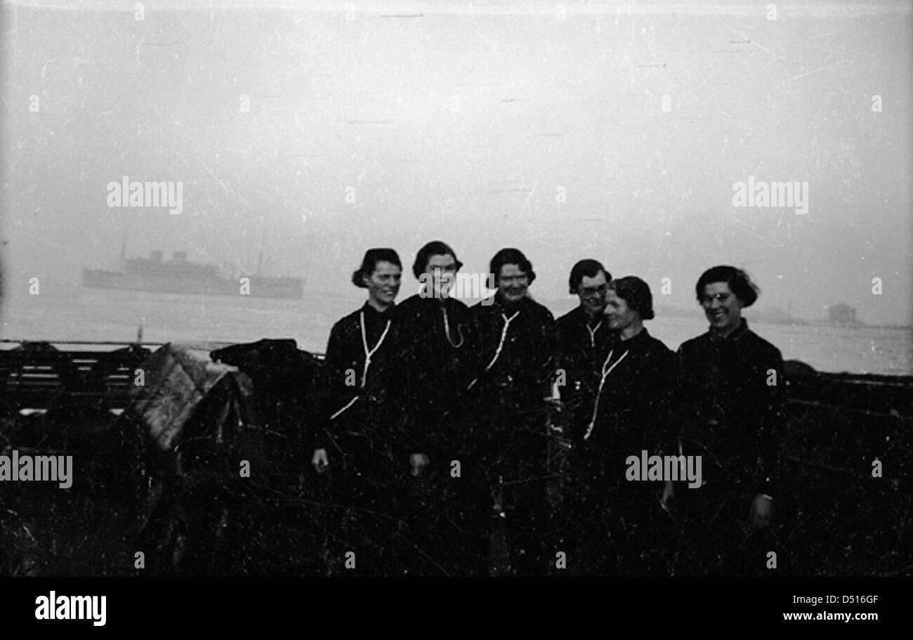 Des membres des services d'urgence fluviaux sont visibles sur cette photographie, stationnés le long de la Tamise. La Tamise joue un rôle central dans les services d’urgence et les infrastructures de transport de Londres. Banque D'Images