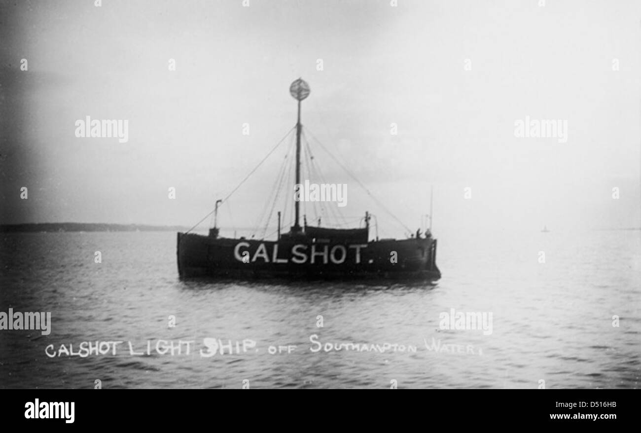 Cette photographie montre le Calshot Lightship stationné au large de Southampton Water. Le bateau-phare a servi d'aide à la navigation pour les navires voyageant à travers la Manche, jouant un rôle crucial dans la sécurité maritime. Banque D'Images