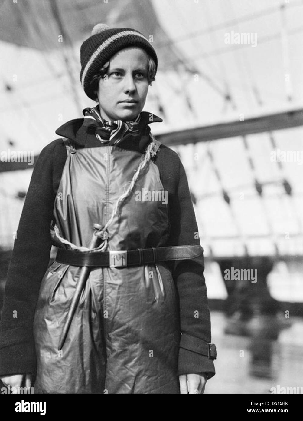 Elisabeth Jacobsen à bord du Parme représente le rôle des femmes dans les professions maritimes. Ce portrait souligne son dévouement, sa force et la contribution importante des femmes à l’histoire maritime. L'image est conservée au National maritime Museum au Royaume-Uni. Banque D'Images