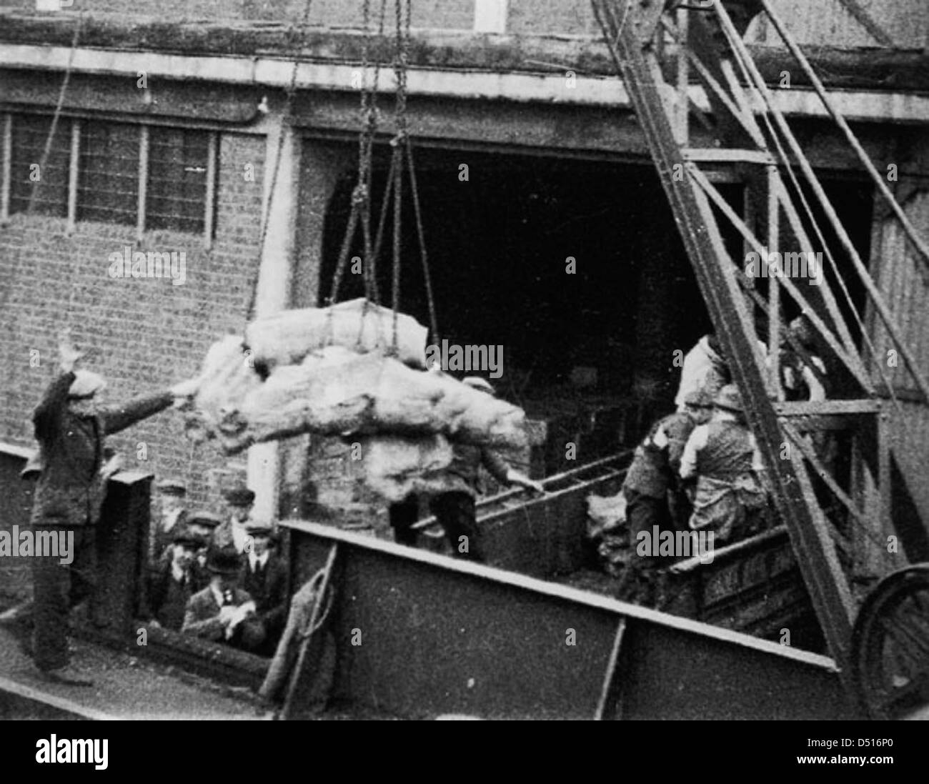 Les bénévoles à l'aide d'une grue pour décharger un navire pendant la grève générale de 1926 Banque D'Images