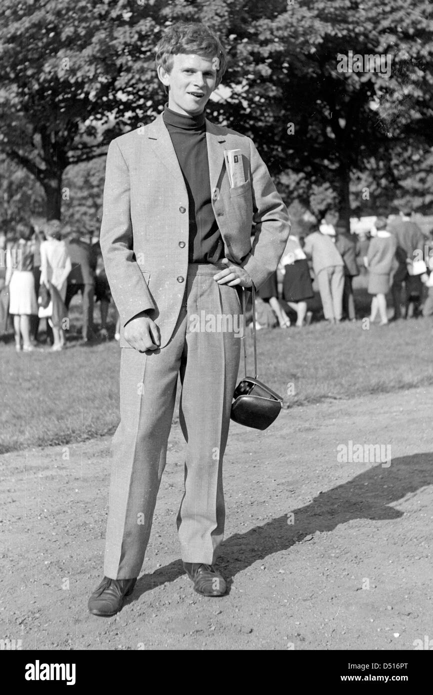 Magdeburg, Allemagne de l'Est, élégamment vêtue en homme le jour de la course fashion Banque D'Images