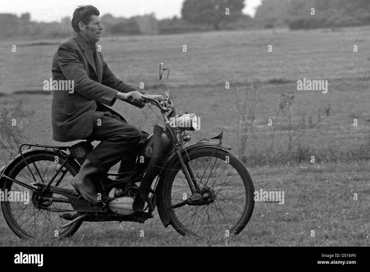 Magdeburg, Allemagne de l'Est, RDA man riding un cyclomoteur Simson SR 1 Banque D'Images